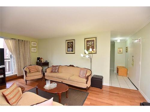 408-851 Queenston Road, Stoney Creek, ON - Indoor Photo Showing Living Room