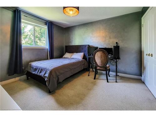 26 Grassyplain Drive, Mount Hope, ON - Indoor Photo Showing Bedroom