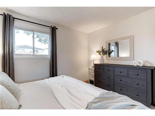 22 Garden Crescent, Hamilton, ON - Indoor Photo Showing Bedroom