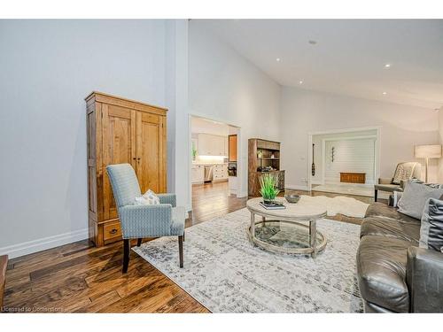 6490 Panton Street, Burlington, ON - Indoor Photo Showing Living Room