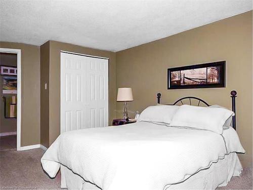 187 Barton Street W, Hamilton, ON - Indoor Photo Showing Bedroom