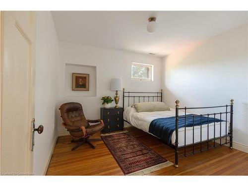 31 St Clair Avenue, Hamilton, ON - Indoor Photo Showing Bedroom