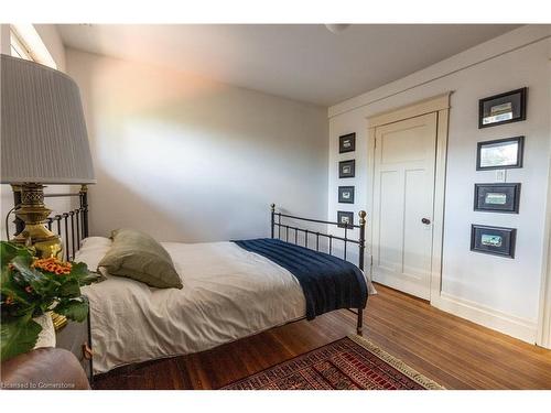 31 St Clair Avenue, Hamilton, ON - Indoor Photo Showing Bedroom