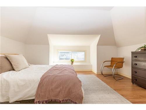 31 St Clair Avenue, Hamilton, ON - Indoor Photo Showing Bedroom