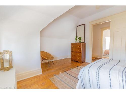 31 St Clair Avenue, Hamilton, ON - Indoor Photo Showing Bedroom