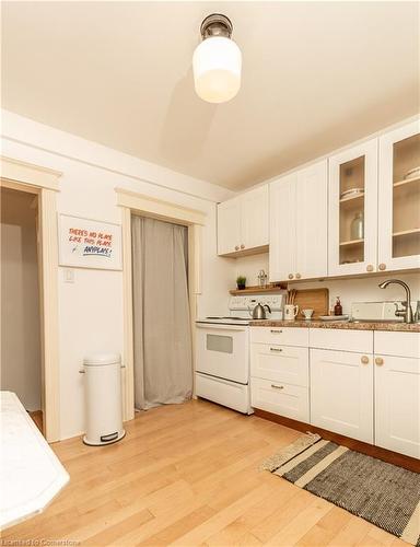 31 St Clair Avenue, Hamilton, ON - Indoor Photo Showing Kitchen