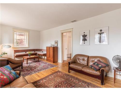 31 St Clair Avenue, Hamilton, ON - Indoor Photo Showing Living Room