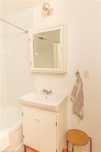 31 St Clair Avenue, Hamilton, ON - Indoor Photo Showing Bathroom