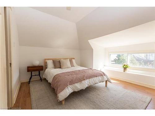 31 St Clair Avenue, Hamilton, ON - Indoor Photo Showing Bedroom