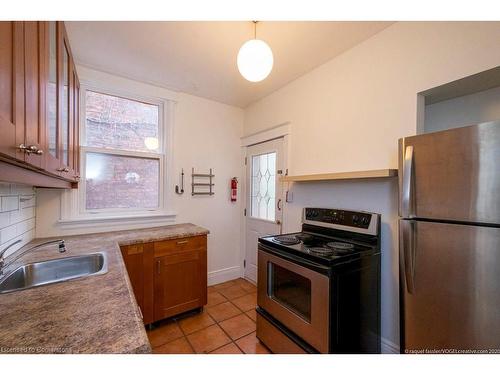 31 St Clair Avenue, Hamilton, ON - Indoor Photo Showing Kitchen