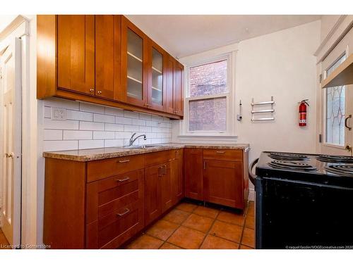 31 St Clair Avenue, Hamilton, ON - Indoor Photo Showing Kitchen