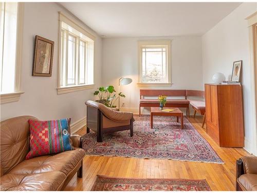 31 St Clair Avenue, Hamilton, ON - Indoor Photo Showing Living Room