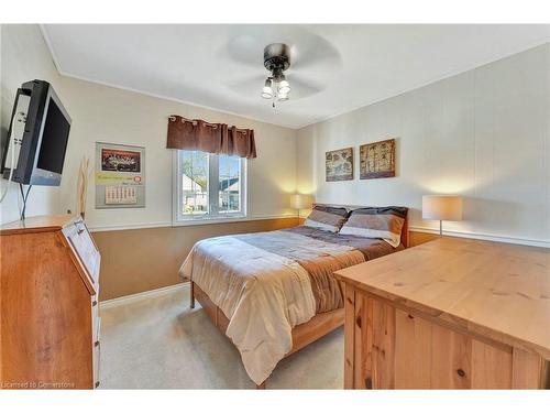 569 Barnaby Street, Hamilton, ON - Indoor Photo Showing Bedroom