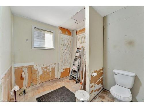 569 Barnaby Street, Hamilton, ON - Indoor Photo Showing Bathroom