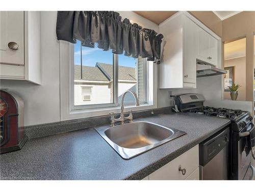 569 Barnaby Street, Hamilton, ON - Indoor Photo Showing Kitchen