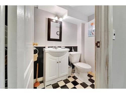 569 Barnaby Street, Hamilton, ON - Indoor Photo Showing Bathroom