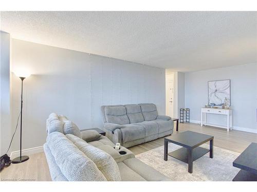 407-215 Glenridge Avenue, St. Catharines, ON - Indoor Photo Showing Living Room