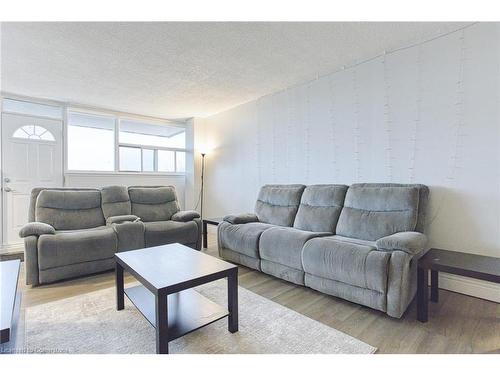 407-215 Glenridge Avenue, St. Catharines, ON - Indoor Photo Showing Living Room