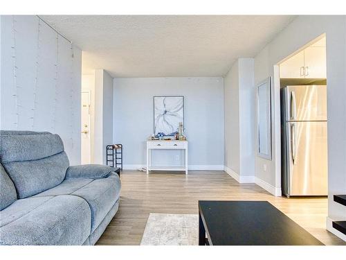 407-215 Glenridge Avenue, St. Catharines, ON - Indoor Photo Showing Living Room