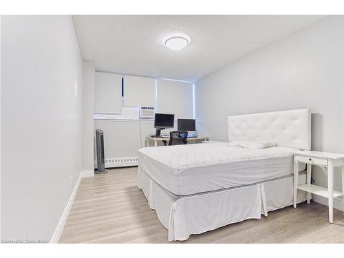 407-215 Glenridge Avenue, St. Catharines, ON - Indoor Photo Showing Bedroom