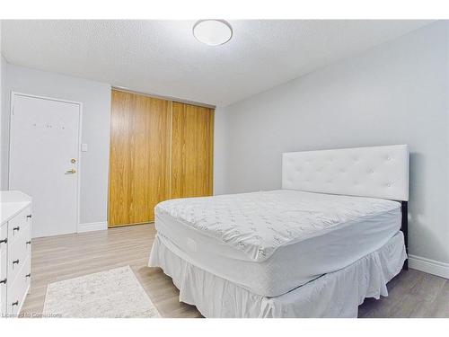 407-215 Glenridge Avenue, St. Catharines, ON - Indoor Photo Showing Bedroom