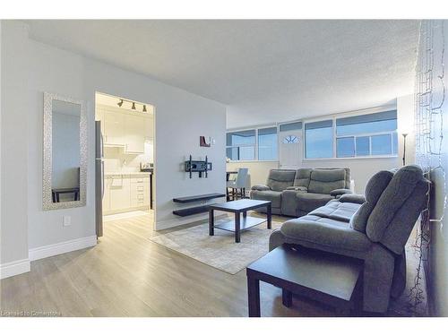 407-215 Glenridge Avenue, St. Catharines, ON - Indoor Photo Showing Living Room