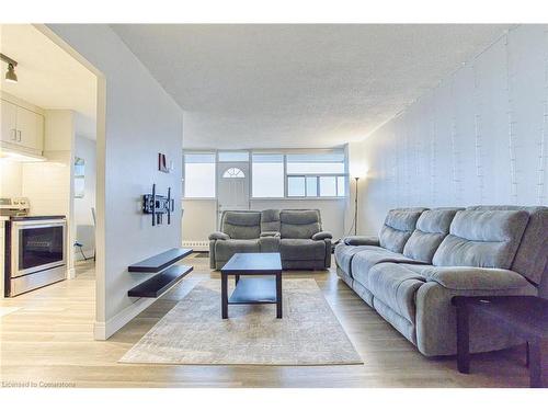 407-215 Glenridge Avenue, St. Catharines, ON - Indoor Photo Showing Living Room