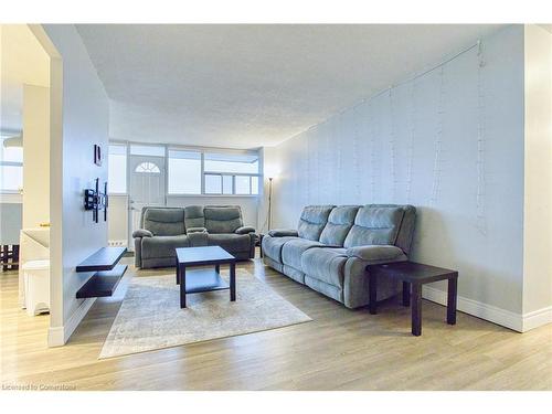 407-215 Glenridge Avenue, St. Catharines, ON - Indoor Photo Showing Living Room