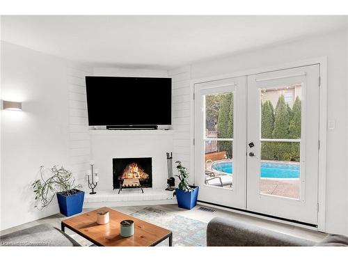 18 Merritt Crescent, Grimsby, ON - Indoor Photo Showing Living Room With Fireplace