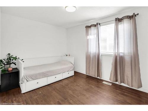 18 Merritt Crescent, Grimsby, ON - Indoor Photo Showing Bedroom