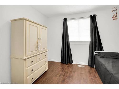 18 Merritt Crescent, Grimsby, ON - Indoor Photo Showing Bedroom