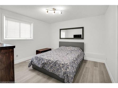 18 Merritt Crescent, Grimsby, ON - Indoor Photo Showing Bedroom