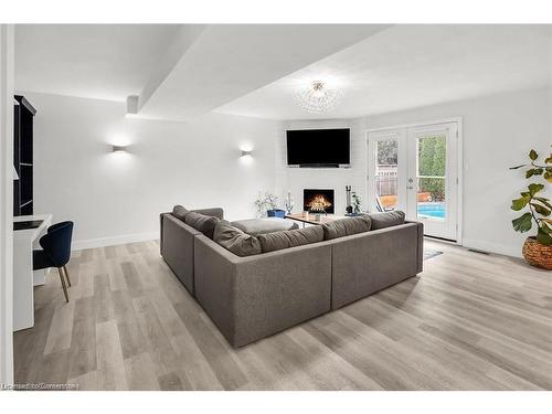 18 Merritt Crescent, Grimsby, ON - Indoor Photo Showing Living Room With Fireplace