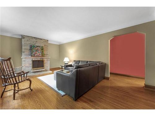 6 Oswego Avenue, St. Catharines, ON - Indoor Photo Showing Living Room