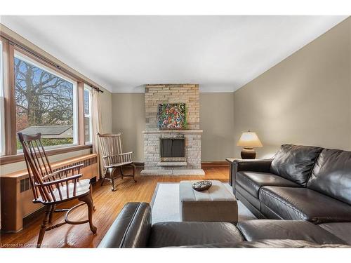 6 Oswego Avenue, St. Catharines, ON - Indoor Photo Showing Living Room