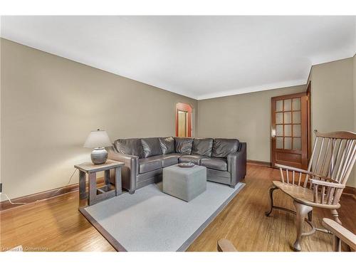 6 Oswego Avenue, St. Catharines, ON - Indoor Photo Showing Living Room