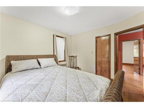 6 Oswego Avenue, St. Catharines, ON - Indoor Photo Showing Bedroom