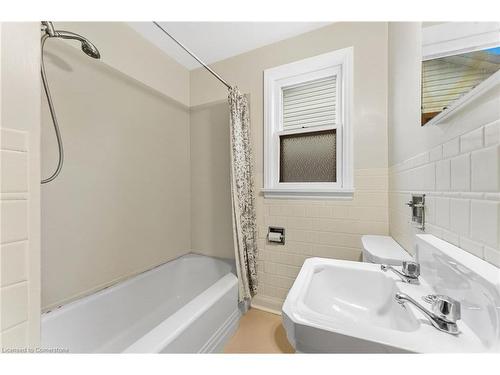 6 Oswego Avenue, St. Catharines, ON - Indoor Photo Showing Bathroom