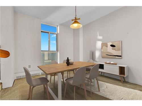 1603-5250 Lakeshore Road, Burlington, ON - Indoor Photo Showing Dining Room