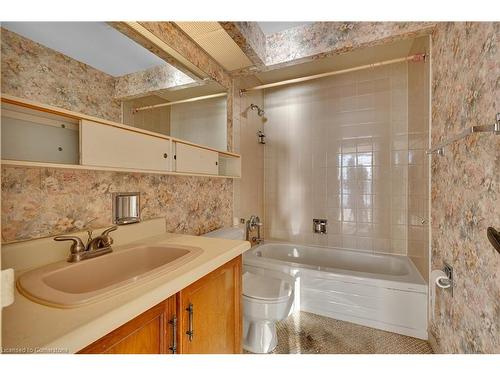 1603-5250 Lakeshore Road, Burlington, ON - Indoor Photo Showing Bathroom