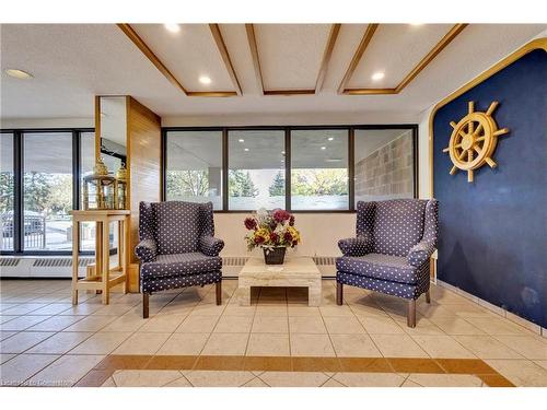 1603-5250 Lakeshore Road, Burlington, ON - Indoor Photo Showing Living Room