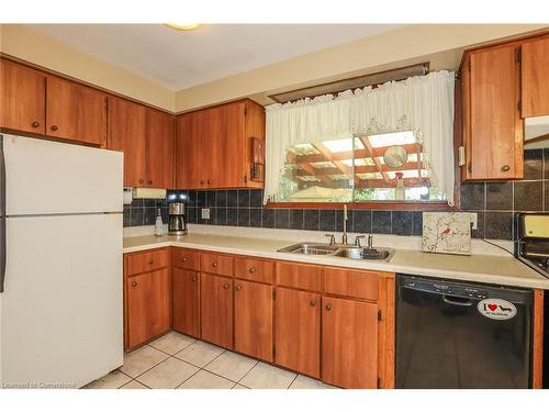 19 Hillview Drive, Grimsby, ON - Indoor Photo Showing Kitchen With Double Sink