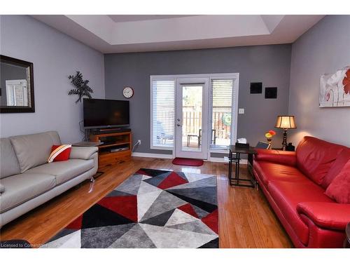 39 Twenty Place Boulevard, Hamilton, ON - Indoor Photo Showing Living Room