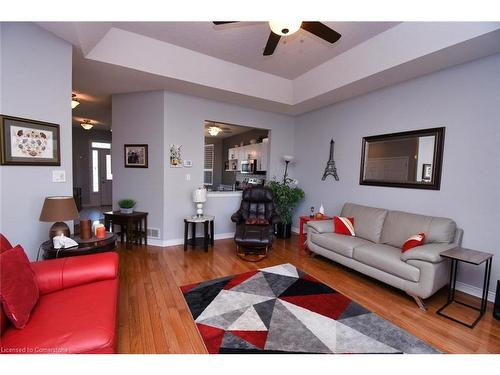 39 Twenty Place Boulevard, Hamilton, ON - Indoor Photo Showing Living Room