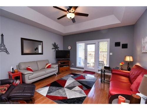 39 Twenty Place Boulevard, Hamilton, ON - Indoor Photo Showing Living Room