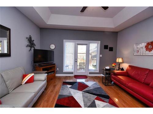 39 Twenty Place Boulevard, Hamilton, ON - Indoor Photo Showing Living Room