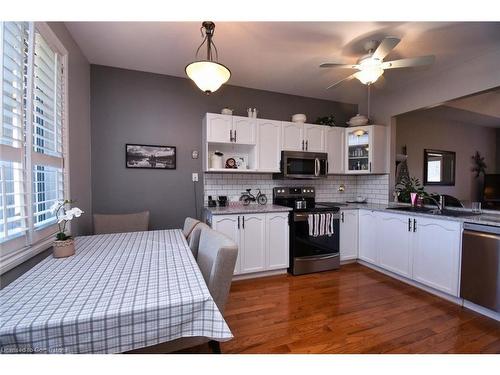 39 Twenty Place Boulevard, Hamilton, ON - Indoor Photo Showing Kitchen