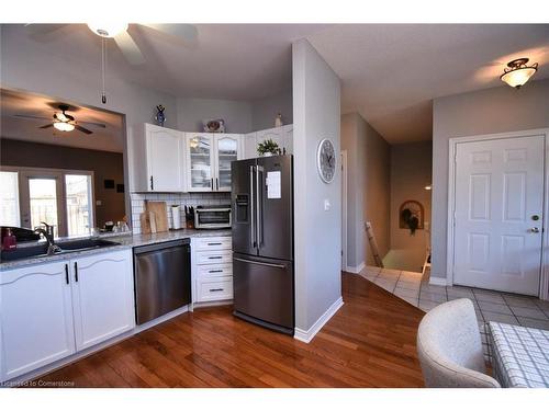 39 Twenty Place Boulevard, Hamilton, ON - Indoor Photo Showing Kitchen