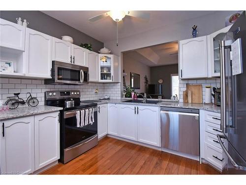 39 Twenty Place Boulevard, Hamilton, ON - Indoor Photo Showing Kitchen