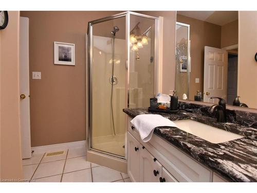 39 Twenty Place Boulevard, Hamilton, ON - Indoor Photo Showing Bathroom